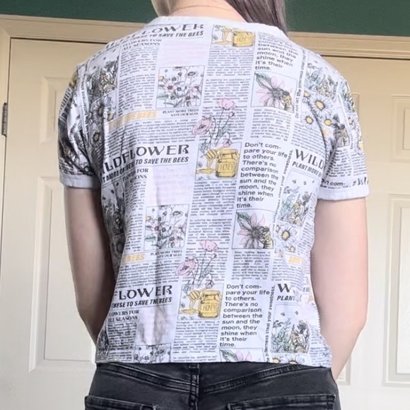Newspaper Print Cropped T-Shirt - Picture 5 of 7